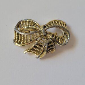 Vintage Brooks Gold Tone Bow Brooch Pin Textured Design Womens Fashion Jewelry A